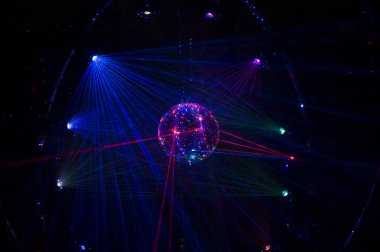 Gece partisinde aynalı disko topu ve kirişler