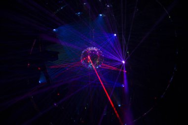 Gece partisinde aynalı disko topu ve kirişler