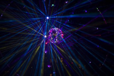 Gece partisinde aynalı disko topu ve kirişler