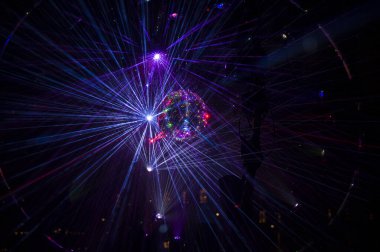 Gece partisinde aynalı disko topu ve kirişler