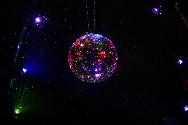 Gece partisinde aynalı disko topu ve kirişler — Stok fotoğraf