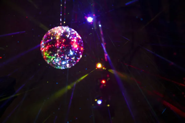 Lustrzana kula disco i belki na imprezie nocnej — Zdjęcie stockowe