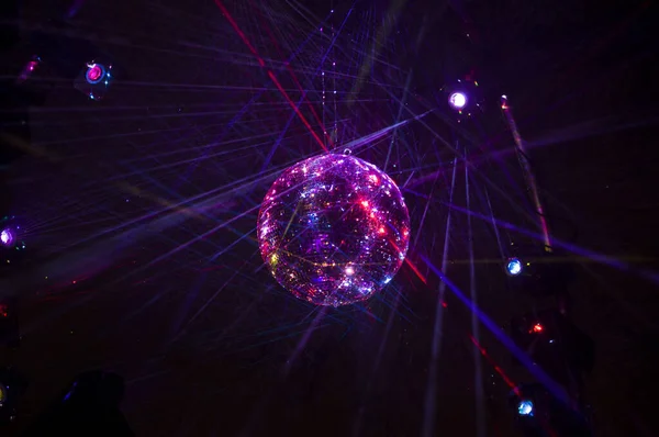 Gece partisinde aynalı disko topu ve kirişler