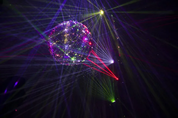 Gece partisinde aynalı disko topu ve kirişler — Stok fotoğraf