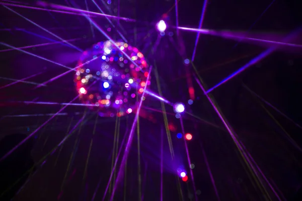 Espelhado Disco Ball e vigas na festa da noite — Fotografia de Stock