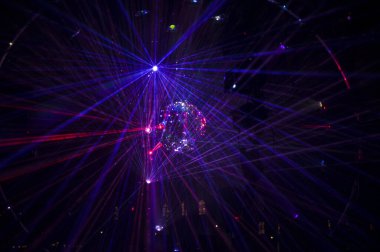 Vilnius, Litvanya - 28 Ocak 2022: Disko topu Vilnius Işık Festivali 'ndeki parkta lazer ışıkları yansıtıyor