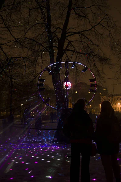 Vilnius, Lituânia - 28 de janeiro de 2022: A bola de disco reflete as luzes de Lazer no Parque no Vilnius Light Festival — Fotografia de Stock