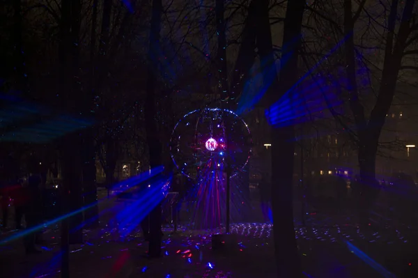 Wilno, Litwa - 28 stycznia 2022 r.: Bal dyskotekowy odbija światło Lazera w parku na festiwalu Vilnius Light — Zdjęcie stockowe