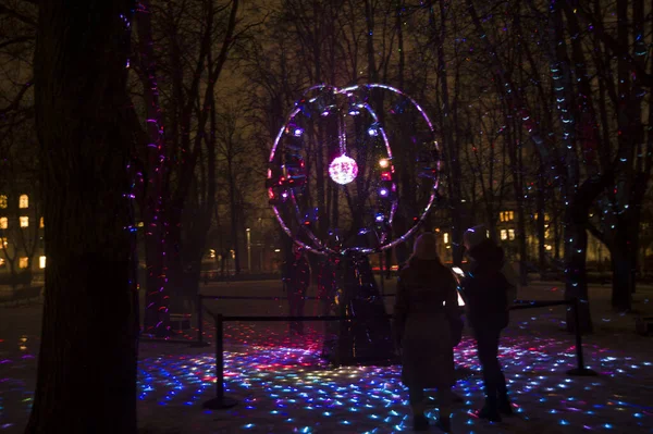 Vilnius, Lituânia - 28 de janeiro de 2022: A bola de disco reflete as luzes de Lazer no Parque no Vilnius Light Festival — Fotografia de Stock