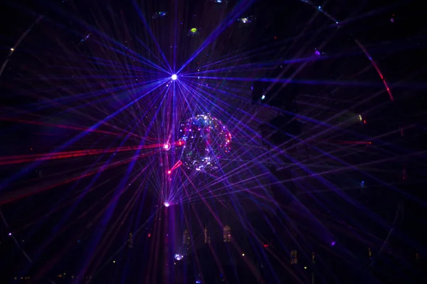 Vilnius, Lituania - 28 de enero de 2022: La bola de discoteca refleja las luces de Lazer en el Parque en el Festival de la Luz de Vilnius —  Fotos de Stock