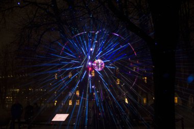 Vilnius, Litvanya - 28 Ocak 2022: Disko topu Vilnius Işık Festivali 'ndeki parkta lazer ışıkları yansıtıyor