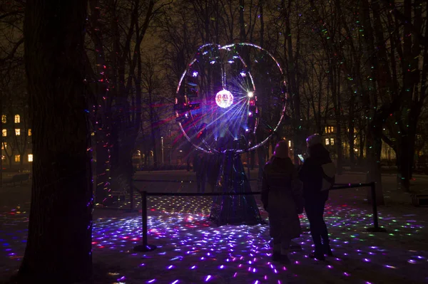 Wilno, Litwa - 28 stycznia 2022 r.: Bal dyskotekowy odbija światło Lazera w parku na festiwalu Vilnius Light — Zdjęcie stockowe