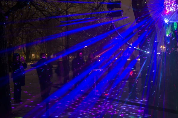 Vilnius, Lituânia - 28 de janeiro de 2022: A bola de disco reflete as luzes de Lazer no Parque no Vilnius Light Festival — Fotografia de Stock