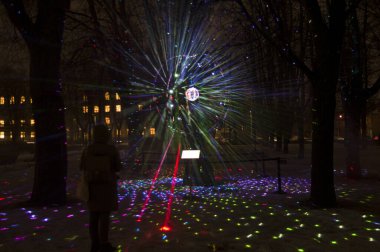 Vilnius, Litvanya - 28 Ocak 2022: Disko topu Vilnius Işık Festivali 'ndeki parkta lazer ışıkları yansıtıyor