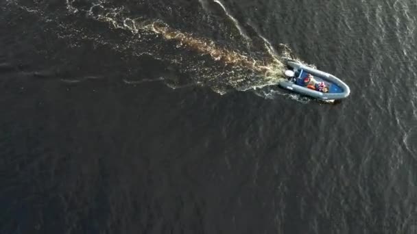 Mavi Denizde Yüksek Hızda Seyreden Lüks Sürat Teknesinin Fotokopi Uzayına — Stok video