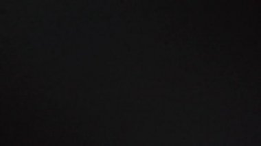 Mavi denizde yüksek hızda seyreden lüks sürat teknesinin fotokopi uzayına sahip bir hava aracı. Yelkenli yatın ve suda altın gün batımının yansıması. Okyanustaki denizcilik gemisinde boş zaman. 