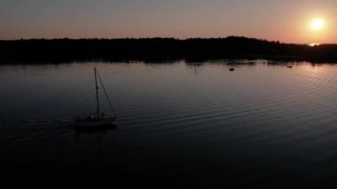 Mavi denizde yüksek hızda seyreden lüks sürat teknesinin fotokopi uzayına sahip bir hava aracı. Yelkenli yatın ve suda altın gün batımının yansıması. Okyanustaki denizcilik gemisinde boş zaman. 