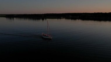 Mavi denizde yüksek hızda seyreden lüks sürat teknesinin fotokopi uzayına sahip bir hava aracı. Yelkenli yatın ve suda altın gün batımının yansıması. Okyanustaki denizcilik gemisinde boş zaman. 
