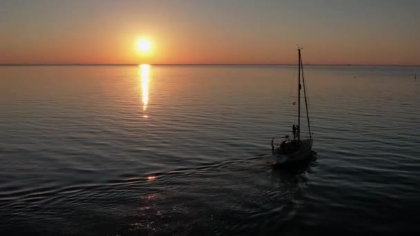 Mavi Denizde Yüksek Hızda Seyreden Lüks Sürat Teknesinin Fotokopi Uzayına — Stok video