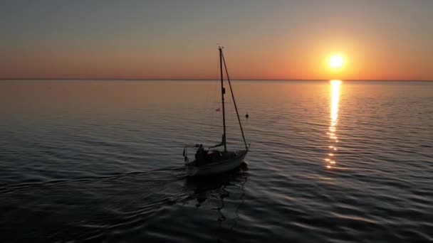 Mavi Denizde Yüksek Hızda Seyreden Lüks Sürat Teknesinin Fotokopi Uzayına — Stok video