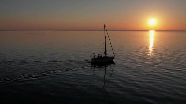 Mavi Denizde Yüksek Hızda Seyreden Lüks Sürat Teknesinin Fotokopi Uzayına — Stok video