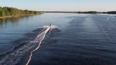 Mavi denizde yüksek hızda seyreden lüks sürat teknesinin fotokopi uzayına sahip bir hava aracı. Yelkenli yatın ve suda altın gün batımının yansıması. Okyanustaki denizcilik gemisinde boş zaman. 