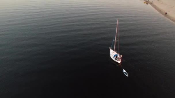 Letecký Drone Top Pohled Kopií Prostoru Luxusní Rychlostní Člun Křižující — Stock video
