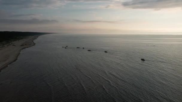 Luftaufnahme Einer Gruppe Von Menschen Die Bei Sonnenuntergang Fluss Paddeln — Stockvideo