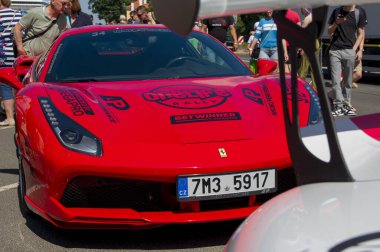Rga, Letonya - 25 Haziran 2022: Riga, Letonya 'da Avrupa spor araba fuarı Onelife Rallisi. Lamborghini, Ferrari, Porsche, McLaren, Bentley maceralarını bekliyorlar. Supercar severler için lüks otomobiller 