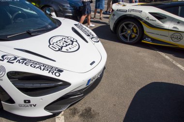 Rga, Letonya - 25 Haziran 2022: Riga, Letonya 'da Avrupa spor araba fuarı Onelife Rallisi. Lamborghini, Ferrari, Porsche, McLaren, Bentley maceralarını bekliyorlar. Supercar severler için lüks otomobiller 