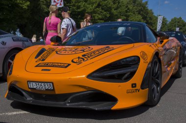 Rga, Letonya - 25 Haziran 2022: Riga, Letonya 'da Avrupa spor araba fuarı Onelife Rallisi. Lamborghini, Ferrari, Porsche, McLaren, Bentley maceralarını bekliyorlar. Supercar severler için lüks otomobiller 