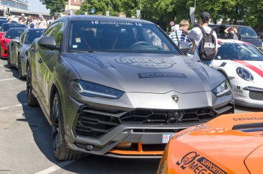 Rga, Letonya - 25 Haziran 2022: Riga, Letonya 'da Avrupa spor araba fuarı Onelife Rallisi. Lamborghini, Ferrari, Porsche, McLaren, Bentley maceralarını bekliyorlar. Supercar severler için lüks otomobiller 