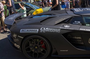 Rga, Letonya - 25 Haziran 2022: Riga, Letonya 'da Avrupa spor araba fuarı Onelife Rallisi. Lamborghini, Ferrari, Porsche, McLaren, Bentley maceralarını bekliyorlar. Supercar severler için lüks otomobiller 