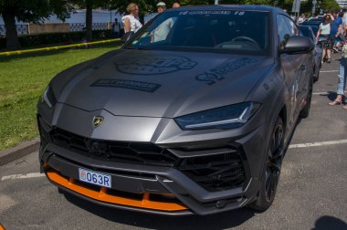 Rga, Letonya - 25 Haziran 2022: Riga, Letonya 'da Avrupa spor araba fuarı Onelife Rallisi. Lamborghini, Ferrari, Porsche, McLaren, Bentley maceralarını bekliyorlar. Supercar severler için lüks otomobiller 