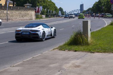 Rga, Letonya - 25 Haziran 2022: Riga, Letonya 'da Avrupa spor araba fuarı Onelife Rallisi. Lamborghini, Ferrari, Porsche, McLaren, Bentley maceralarını bekliyorlar. Supercar severler için lüks otomobiller 