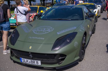 Rga, Letonya - 25 Haziran 2022: Riga, Letonya 'da Avrupa spor araba fuarı Onelife Rallisi. Lamborghini, Ferrari, Porsche, McLaren, Bentley maceralarını bekliyorlar. Supercar severler için lüks otomobiller 