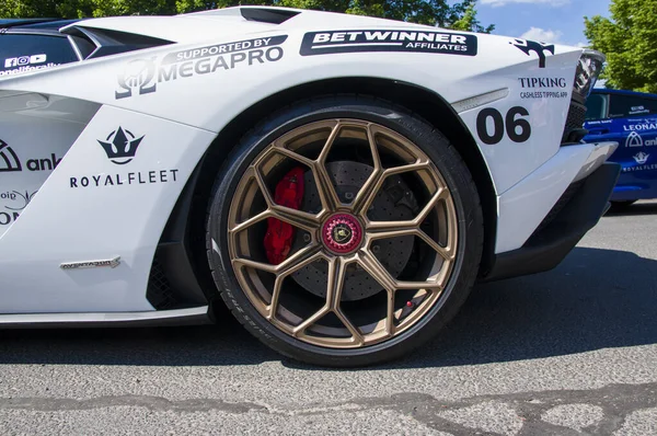 Rga, Letonya - 25 Haziran 2022: Riga, Letonya 'da Avrupa spor araba fuarı Onelife Rallisi. Lamborghini, Ferrari, Porsche, McLaren, Bentley maceralarını bekliyorlar. Supercar severler için lüks otomobiller 