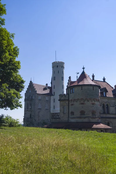 Photo Lichtenstein Castle Schloss Forested Rock Cliff Swabian Alps Summer — Stock Photo, Image