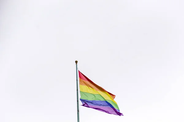 Zbliżenie Tęcza Gej Duma Flaga Zewnątrz Ulica Symbol Społeczności Lesbijskich — Zdjęcie stockowe