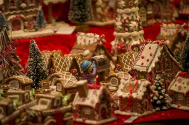 Vitrin, ahşap ve seramik Noel hediyeleriyle bir dükkanda Advent Bazaar Stalls. Yılbaşı tatilinde kış sokağı gece pazarında ağaç için yapılan şenlikli süslemeleri kapatın. Aydınlatılmış açık büfe