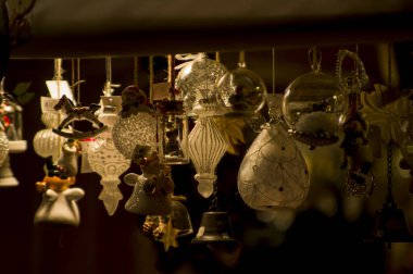 Vitrin, ahşap ve seramik Noel hediyeleriyle bir dükkanda Advent Bazaar Stalls. Yılbaşı tatilinde kış sokağı gece pazarında ağaç için yapılan şenlikli süslemeleri kapatın. Aydınlatılmış açık büfe