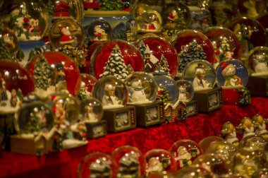 Vitrin, ahşap ve seramik Noel hediyeleriyle bir dükkanda Advent Bazaar Stalls. Yılbaşı tatilinde kış sokağı gece pazarında ağaç için yapılan şenlikli süslemeleri kapatın. Aydınlatılmış açık büfe