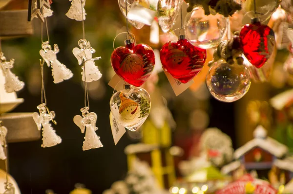 Vitrin, ahşap ve seramik Noel hediyeleriyle bir dükkanda Advent Bazaar Stalls. Yılbaşı tatilinde kış sokağı gece pazarında ağaç için yapılan şenlikli süslemeleri kapatın. Aydınlatılmış açık büfe