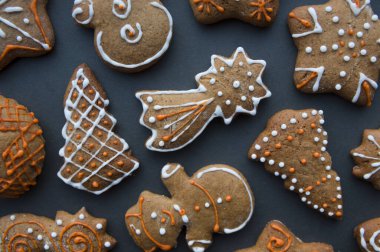 Ahşap arka planda izole edilmiş farklı ev yapımı Noel kurabiyeleri, metin için fotokopi alanı ile yakın plan. Yeni yıl arifesinde lezzetli zencefilli kurabiyeler ve baharatlar. Kış tatili kavramı 