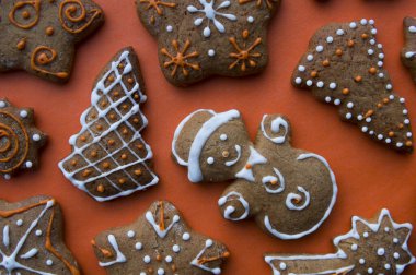 Ahşap arka planda izole edilmiş farklı ev yapımı Noel kurabiyeleri, metin için fotokopi alanı ile yakın plan. Yeni yıl arifesinde lezzetli zencefilli kurabiyeler ve baharatlar. Kış tatili kavramı 