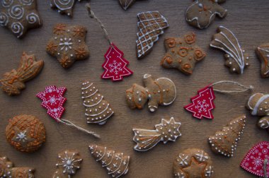 Ahşap arka planda izole edilmiş farklı ev yapımı Noel kurabiyeleri, metin için fotokopi alanı ile yakın plan. Yeni yıl arifesinde lezzetli zencefilli kurabiyeler ve baharatlar. Kış tatili kavramı 