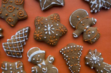 Ahşap arka planda izole edilmiş farklı ev yapımı Noel kurabiyeleri, metin için fotokopi alanı ile yakın plan. Yeni yıl arifesinde lezzetli zencefilli kurabiyeler ve baharatlar. Kış tatili kavramı 