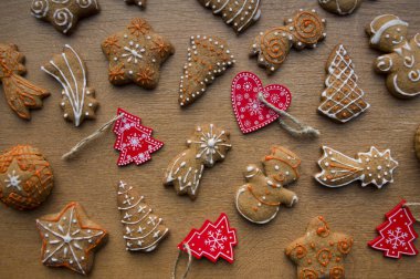 Ahşap arka planda izole edilmiş farklı ev yapımı Noel kurabiyeleri, metin için fotokopi alanı ile yakın plan. Yeni yıl arifesinde lezzetli zencefilli kurabiyeler ve baharatlar. Kış tatili kavramı 