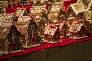 Vitrin, ahşap ve seramik Noel hediyeleriyle bir dükkanda Advent Bazaar Stalls. Yılbaşı tatilinde kış sokağı gece pazarında ağaç için yapılan şenlikli süslemeleri kapatın. Aydınlatılmış açık büfe