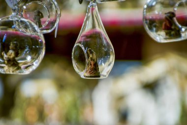 Vitrin, ahşap ve seramik Noel hediyeleriyle bir dükkanda Advent Bazaar Stalls. Yılbaşı tatilinde kış sokağı gece pazarında ağaç için yapılan şenlikli süslemeleri kapatın. Aydınlatılmış açık büfe